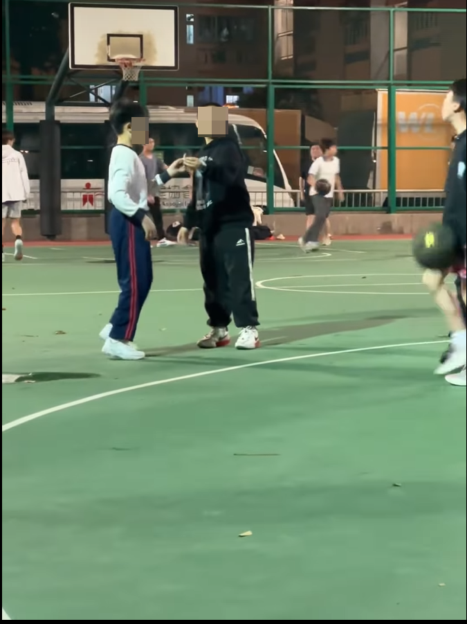 身穿校服的男童接過香煙並吸食。(片段截圖)