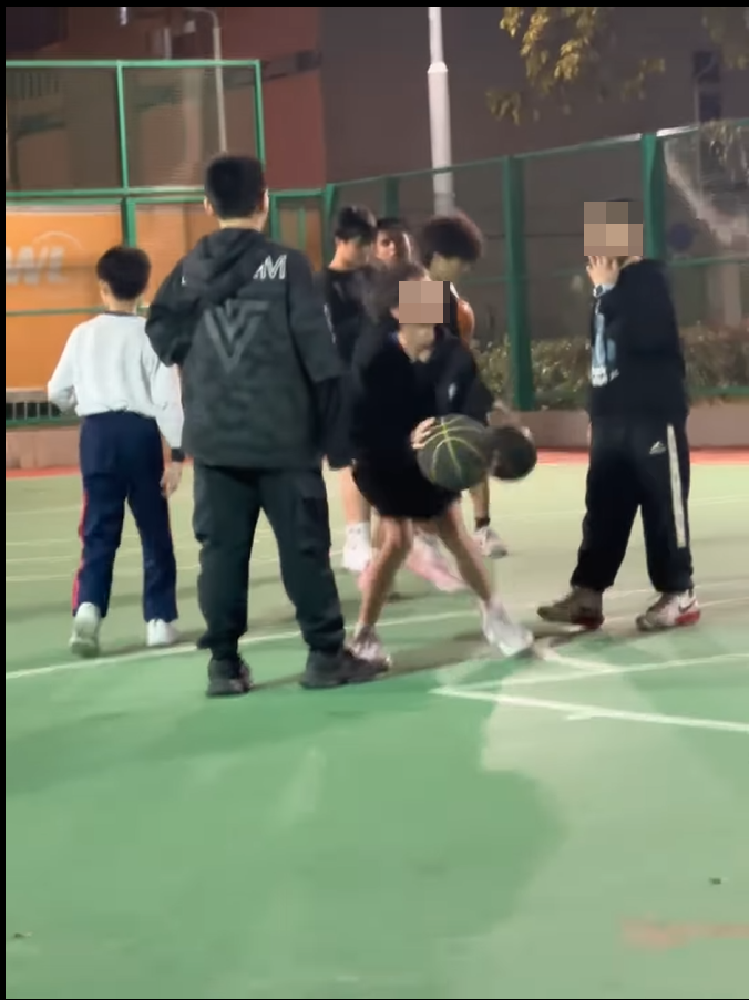 右面的黑衣男童手持香煙並吸食。(片段截圖)