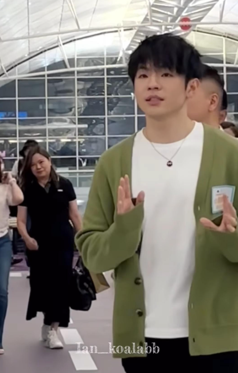 羅淑佩解釋,當時她正在和身邊一起走的女士邊聊邊笑,「我有朋友一起去機場,看歌星的拍攝訪問,當然開心,但媒體就裁切了那位女士,好像我自己一個人跟着我的偶像,就說我『含情脈脈』看着偶像。」