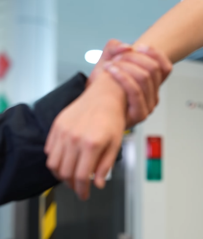 海關在社交平台拍攝一段「癡情男跪Madam」的「苦情戲」,以生動手法提醒市民旅客,切勿攜帶生肉及蘭花等違禁品入境香港。