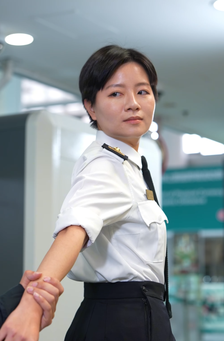 海關在社交平台拍攝一段「癡情男跪Madam」的「苦情戲」,以生動手法提醒市民旅客,切勿攜帶生肉及蘭花等違禁品入境香港。