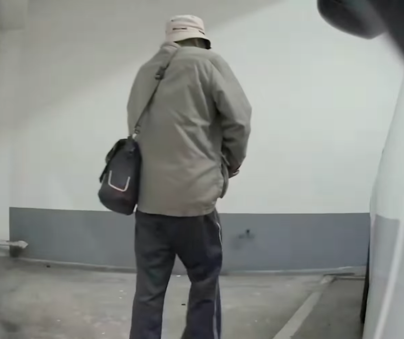 將軍澳出現隨地小便的「怪叔叔」,在公屋停車場暗角小解,完事後邊拉褲鏈邊離開,車尾位置留下疑似尿漬,其怪行被車CAM全程拍下(將軍澳主場fb)