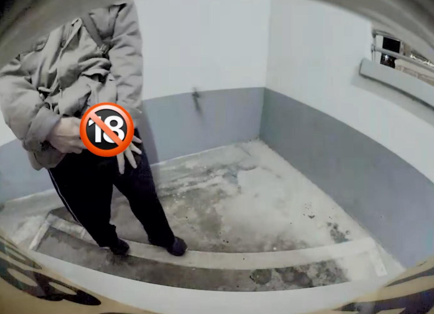 將軍澳出現隨地小便的「怪叔叔」,在公屋停車場暗角小解,完事後邊拉褲鏈邊離開,車尾位置留下疑似尿漬,其怪行被車CAM全程拍下(將軍澳主場fb)