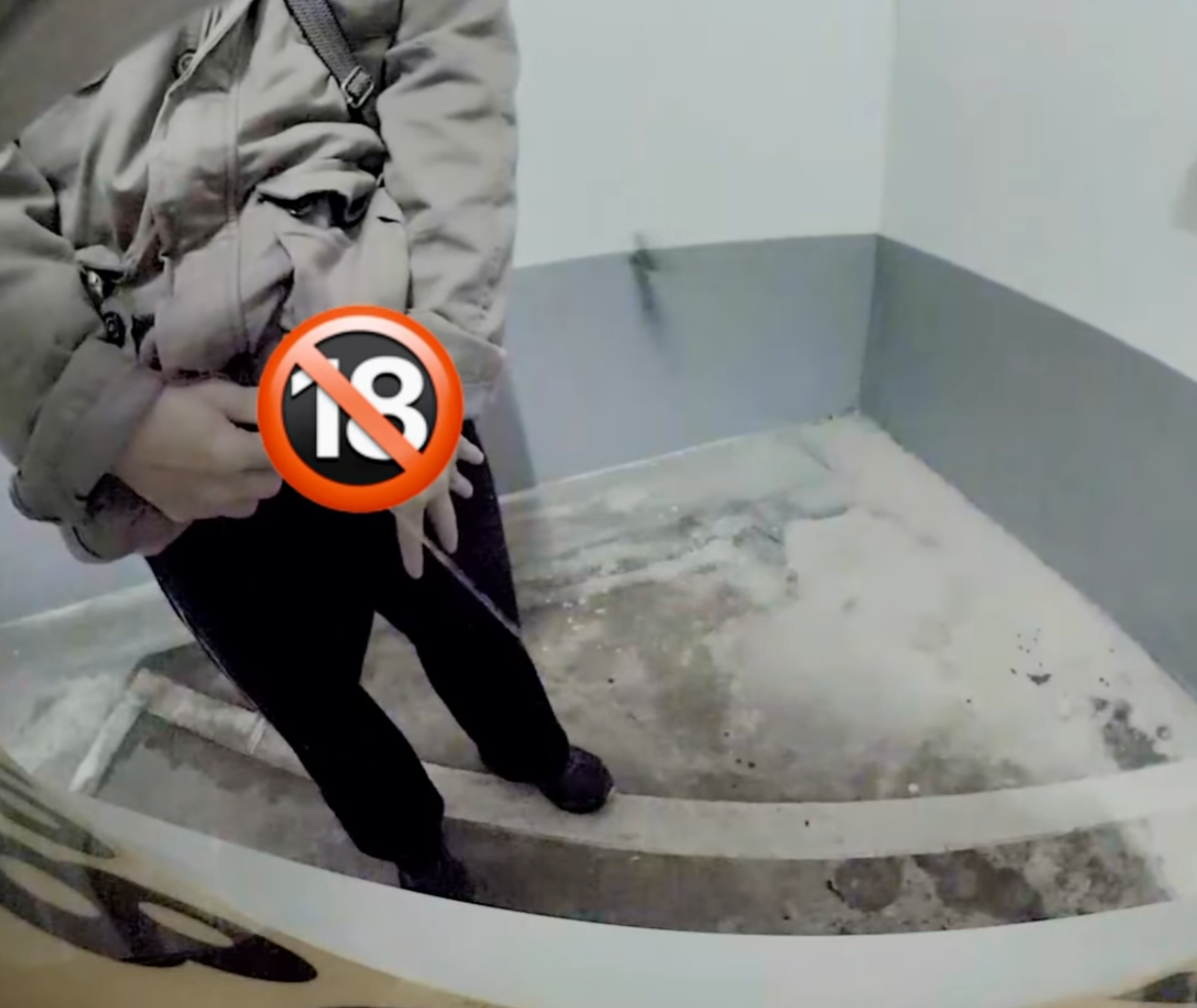 將軍澳出現隨地小便的「怪叔叔」,在公屋停車場暗角小解,完事後邊拉褲鏈邊離開,車尾位置留下疑似尿漬,其怪行被車CAM全程拍下(將軍澳主場fb)