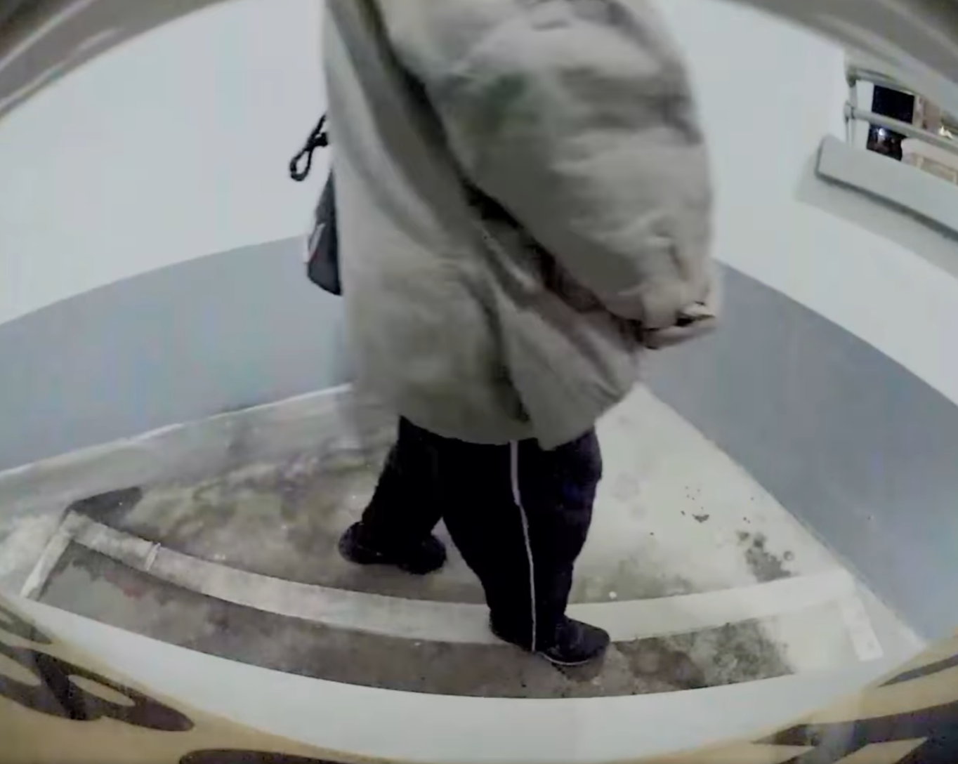 將軍澳出現隨地小便的「怪叔叔」,在公屋停車場暗角小解,完事後邊拉褲鏈邊離開,車尾位置留下疑似尿漬,其怪行被車CAM全程拍下(將軍澳主場fb)