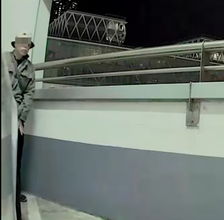 將軍澳出現隨地小便的「怪叔叔」,在公屋停車場暗角小解,完事後邊拉褲鏈邊離開,車尾位置留下疑似尿漬,其怪行被車CAM全程拍下(將軍澳主場fb)