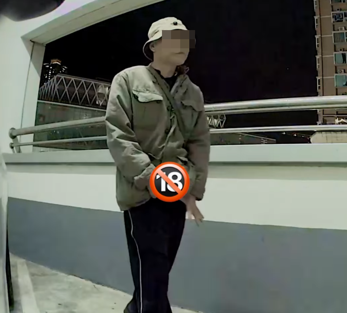 將軍澳出現隨地小便的「怪叔叔」,在公屋停車場暗角小解,完事後邊拉褲鏈邊離開,車尾位置留下疑似尿漬,其怪行被車CAM全程拍下(將軍澳主場fb)