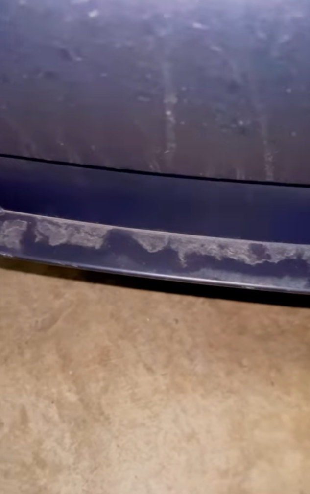 將軍澳出現隨地小便的「怪叔叔」,在公屋停車場暗角小解,完事後邊拉褲鏈邊離開,車尾位置留下疑似尿漬,其怪行被車CAM全程拍下(將軍澳主場fb)