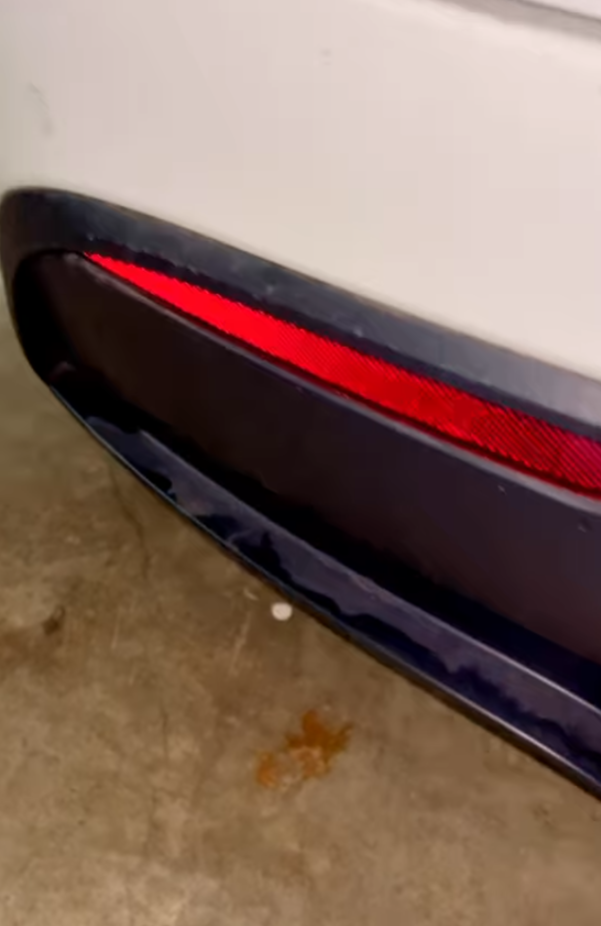 將軍澳出現隨地小便的「怪叔叔」,在公屋停車場暗角小解,完事後邊拉褲鏈邊離開,車尾位置留下疑似尿漬,其怪行被車CAM全程拍下(將軍澳主場fb)