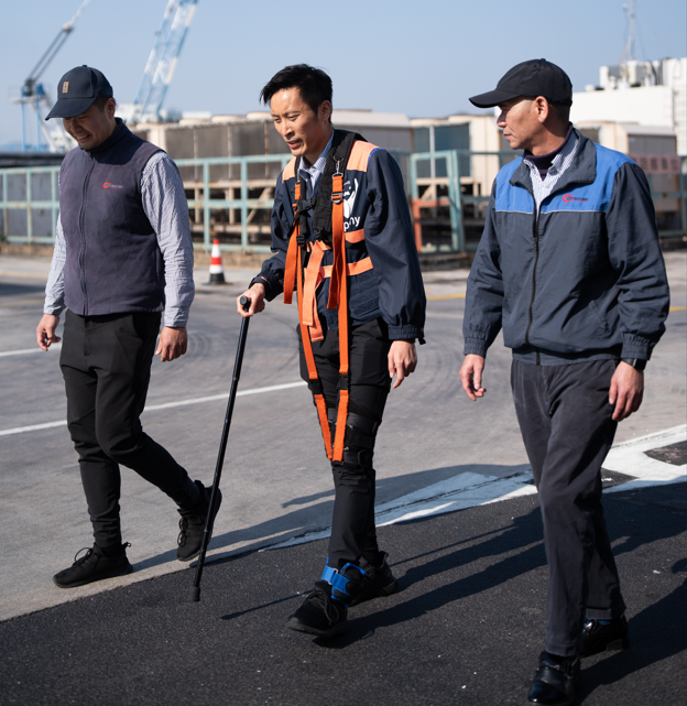 「長者體驗」參與車長需穿戴特定裝置,在視覺和肢體受到不同程度限制下,轉換身分為一般乘客,並在真實環境中乘坐巴士,親身體驗銀髮族出行所面臨的困難與挑戰。(城巴提供)