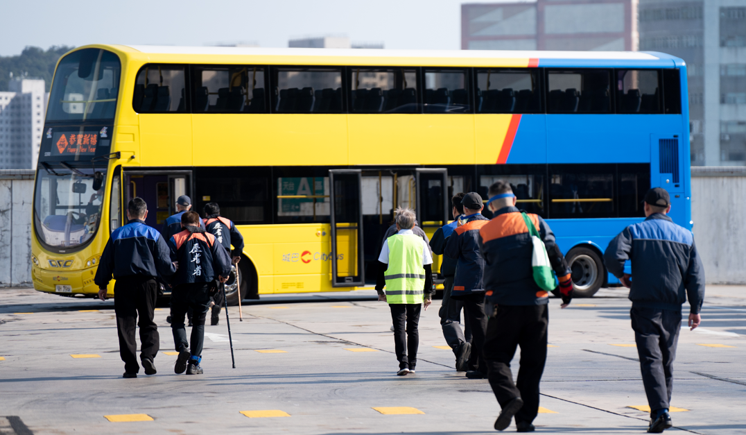 城巴與社企合作為車長設計「長者體驗」培訓,親身體驗銀髮族出行所面臨的困難與挑戰。(城巴提供)