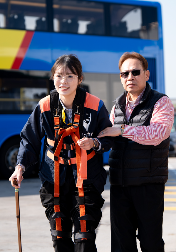 「長者體驗」參與車長需穿戴特定裝置,在視覺和肢體受到不同程度限制下,轉換身分為一般乘客,並在真實環境中乘坐巴士,親身體驗銀髮族出行所面臨的困難與挑戰。(城巴提供)