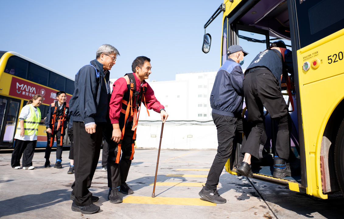 「長者體驗」參與車長需穿戴特定裝置,在視覺和肢體受到不同程度限制下,轉換身分為一般乘客,並在真實環境中乘坐巴士,親身體驗銀髮族出行所面臨的困難與挑戰。(城巴提供)