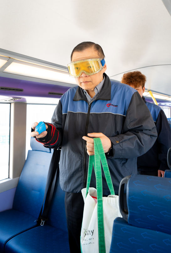 「長者體驗」參與車長需穿戴特定裝置,在視覺和肢體受到不同程度限制下,轉換身分為一般乘客,並在真實環境中乘坐巴士,親身體驗銀髮族出行所面臨的困難與挑戰。(城巴提供)