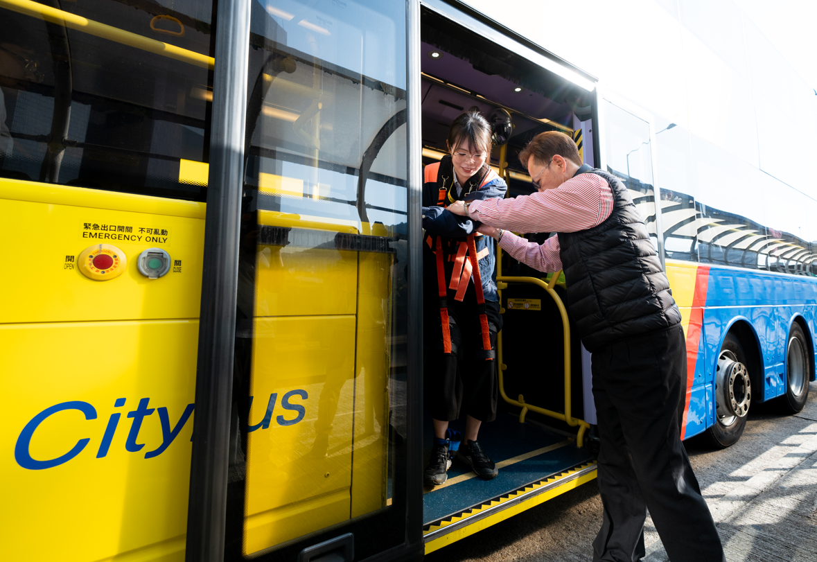 城巴與社企合作為車長設計「長者體驗」培訓,親身體驗銀髮族出行所面臨的困難與挑戰。(城巴提供)