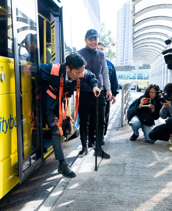 城巴與社企合作為車長設計「長者體驗」培訓,親身體驗銀髮族出行所面臨的困難與挑戰。(城巴提供)