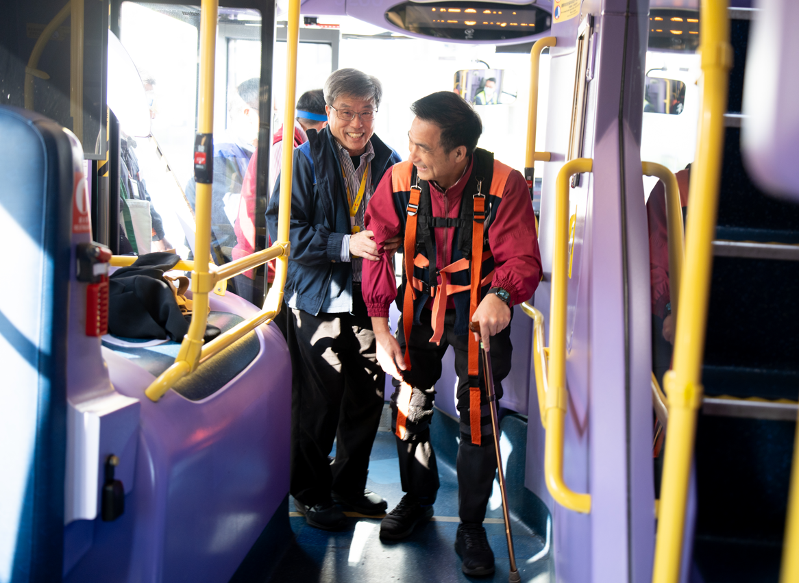 城巴與社企合作為車長設計「長者體驗」培訓,親身體驗銀髮族出行所面臨的困難與挑戰。(城巴提供)
