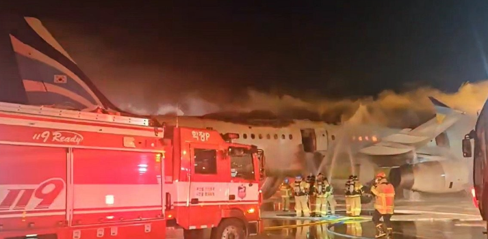 釜山航空往香港客機於金海機場起火。(韓聯社)