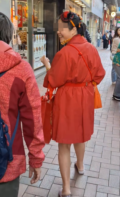 女長者望著她雙手,呆了一會後搖頭,女子見失敗,發出「哈哈哈」大笑聲走開,走了數步又轉頭向女長者說:「新年快樂啊!」