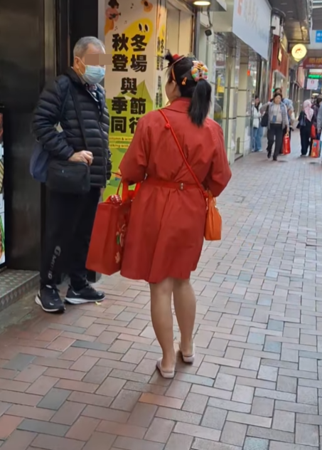 她其後又轉向另一名男長者,疑似發現「新目標」,片段至此結束。(影片截圖)