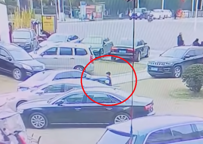 一名男孩將鞭炮丟入停車場內的化糞池井蓋,意外引爆井內沼氣,造成劇烈爆炸。多輛名車被氣爆炸翻受損,幸無人員傷亡。(x)