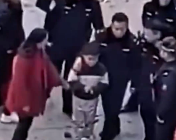 男童和家長隨即遭警方帶走(x)