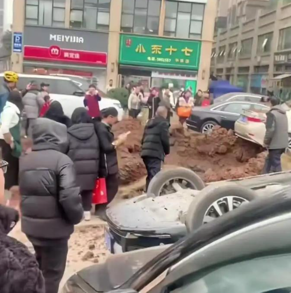 一名男孩將鞭炮丟入停車場內的化糞池井蓋,意外引爆井內沼氣,造成劇烈爆炸。多輛名車被氣爆炸翻受損,幸無人員傷亡。(x)