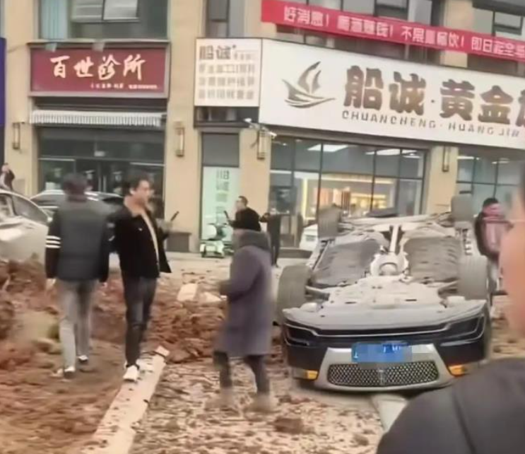 一名男孩將鞭炮丟入停車場內的化糞池井蓋,意外引爆井內沼氣,造成劇烈爆炸。多輛名車被氣爆炸翻受損,幸無人員傷亡。(x)