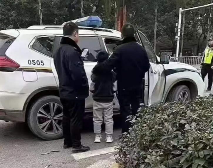 男童和家長隨即遭警方帶走(x)