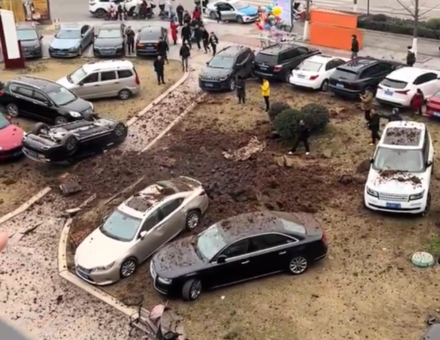 一名男孩將鞭炮丟入停車場內的化糞池井蓋,意外引爆井內沼氣,造成劇烈爆炸。多輛名車被氣爆炸翻受損,幸無人員傷亡。(x)