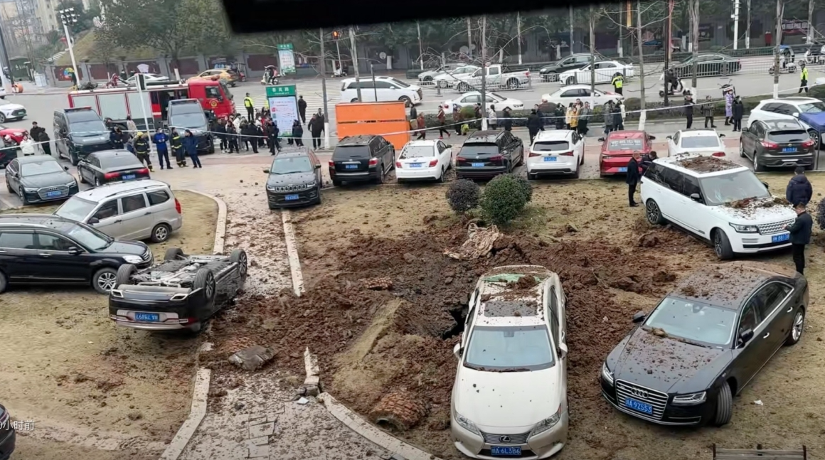 一名男孩將鞭炮丟入停車場內的化糞池井蓋,意外引爆井內沼氣,造成劇烈爆炸。多輛名車被氣爆炸翻受損,幸無人員傷亡。(x)