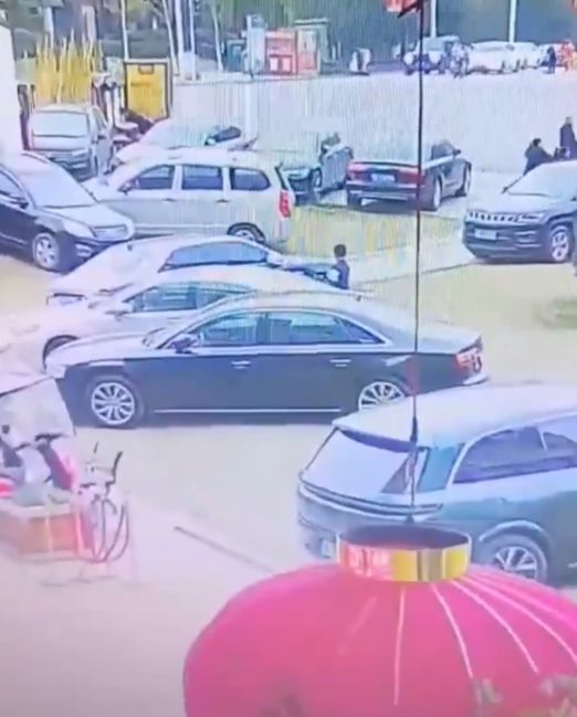 一名男孩將鞭炮丟入停車場內的化糞池井蓋,意外引爆井內沼氣,造成劇烈爆炸。多輛名車被氣爆炸翻受損,幸無人員傷亡。(x)