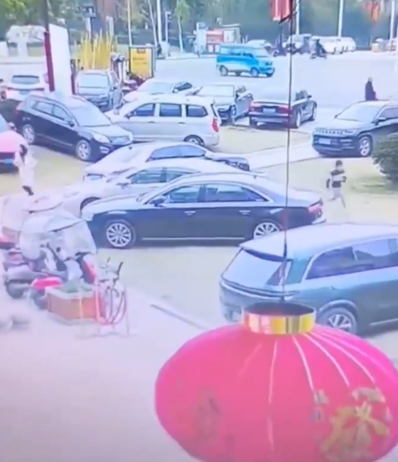 一名男孩將鞭炮丟入停車場內的化糞池井蓋,意外引爆井內沼氣,造成劇烈爆炸。多輛名車被氣爆炸翻受損,幸無人員傷亡。(x)