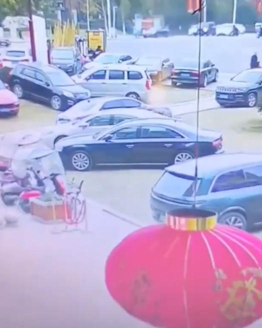 一名男孩將鞭炮丟入停車場內的化糞池井蓋,意外引爆井內沼氣,造成劇烈爆炸。多輛名車被氣爆炸翻受損,幸無人員傷亡。(x)