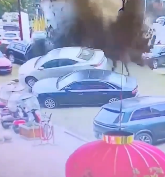 一名男孩將鞭炮丟入停車場內的化糞池井蓋,意外引爆井內沼氣,造成劇烈爆炸。多輛名車被氣爆炸翻受損,幸無人員傷亡。(x)