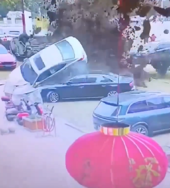 一名男孩將鞭炮丟入停車場內的化糞池井蓋,意外引爆井內沼氣,造成劇烈爆炸。多輛名車被氣爆炸翻受損,幸無人員傷亡。(x)