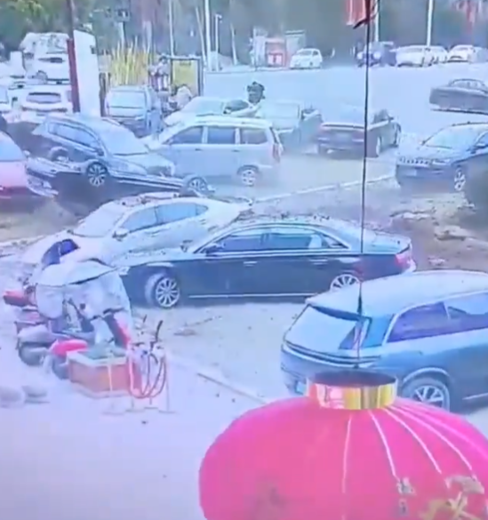 一名男孩將鞭炮丟入停車場內的化糞池井蓋,意外引爆井內沼氣,造成劇烈爆炸。多輛名車被氣爆炸翻受損,幸無人員傷亡。(x)