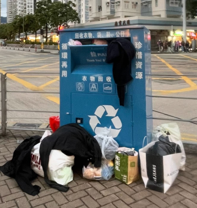 最近有市民在社交平台Threads發文,指留意到街頭出現多個舊衣回收箱,款式不一惟設計簡約,幾乎全部沒有負責機構名稱或標誌、聯絡方法,亦沒有張貼獲地政總署批出的文件,部份印簡體字,質疑為「假」回收箱(Threads)