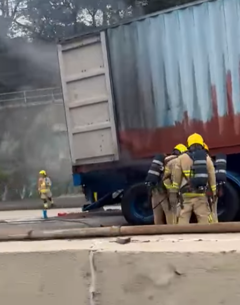 一輛貨櫃車沿獅子山隧道往九龍方向行駛,駛出管道後不久,車輛貨櫃突然起火冒煙。 香港公共交通智庫