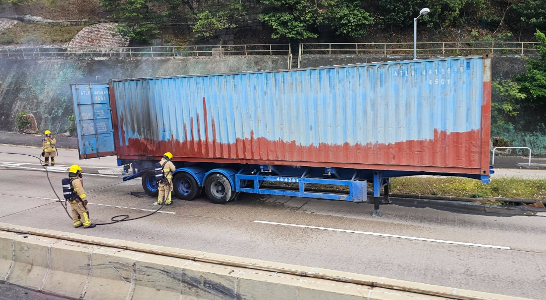 一輛貨櫃車沿獅子山隧道往九龍方向行駛,駛出管道後不久,車輛貨櫃突然起火冒煙。香港突發事故報料區