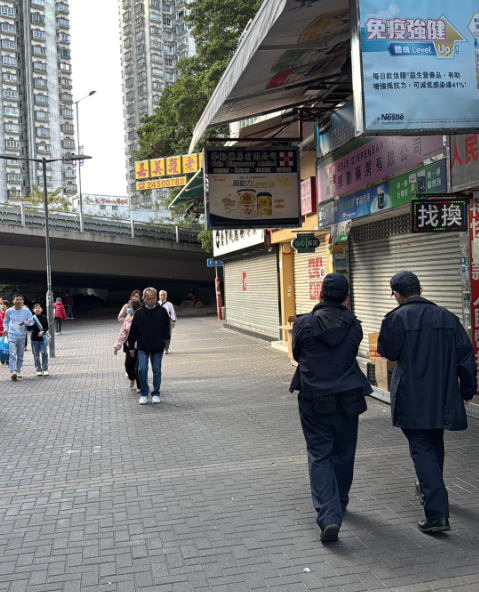食環署職員在屯門執法,驅趕杯渡站以至屯門新墟一帶的小販。(真.屯門友fb)