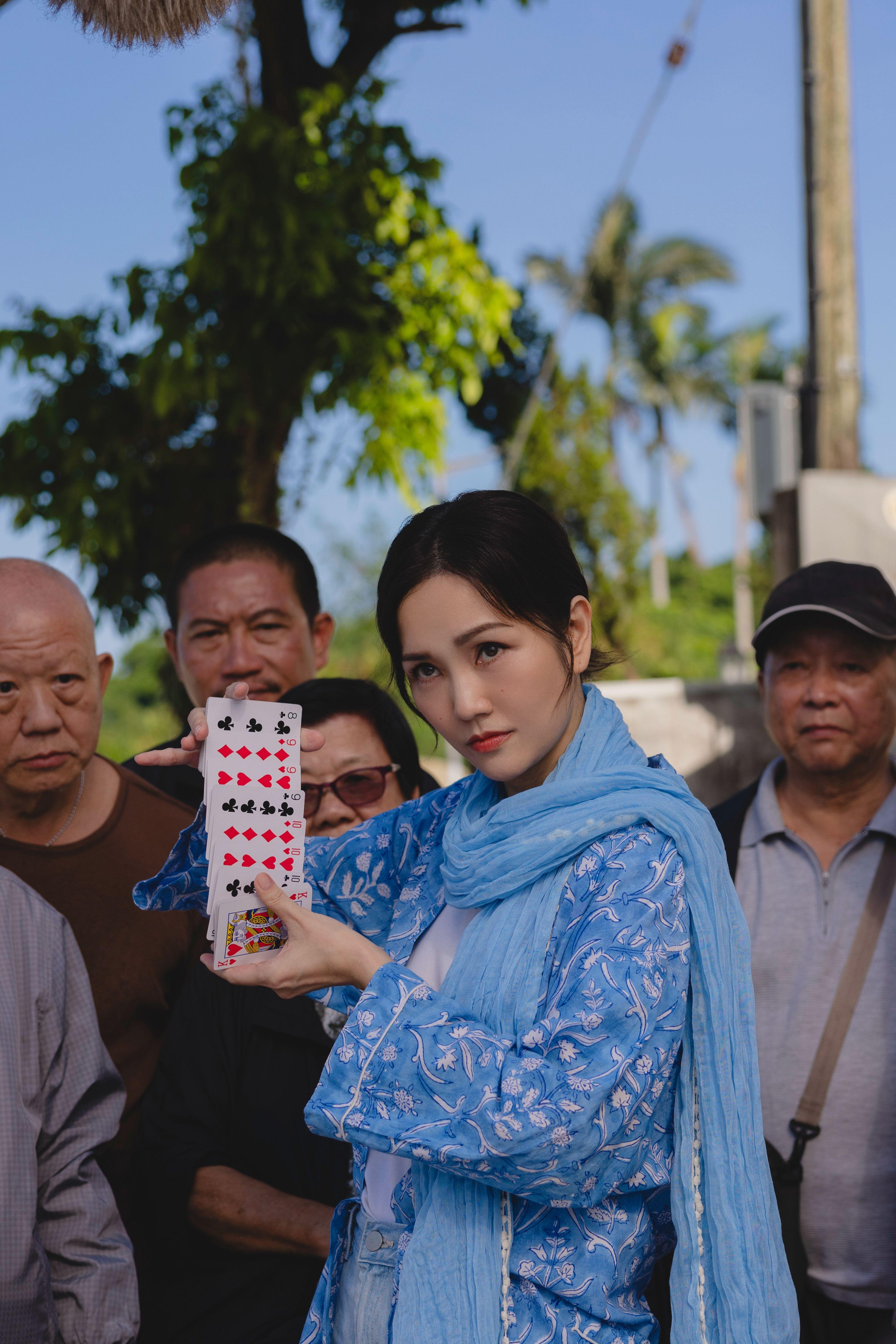 謝安琪為《祥賭必贏》客串演街坊女賭神,極速學神洗牌技術。