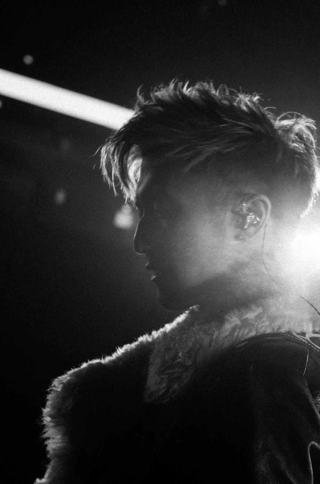 謝霆鋒於4月開騷前,推出親自作曲廣東歌《逆行》。