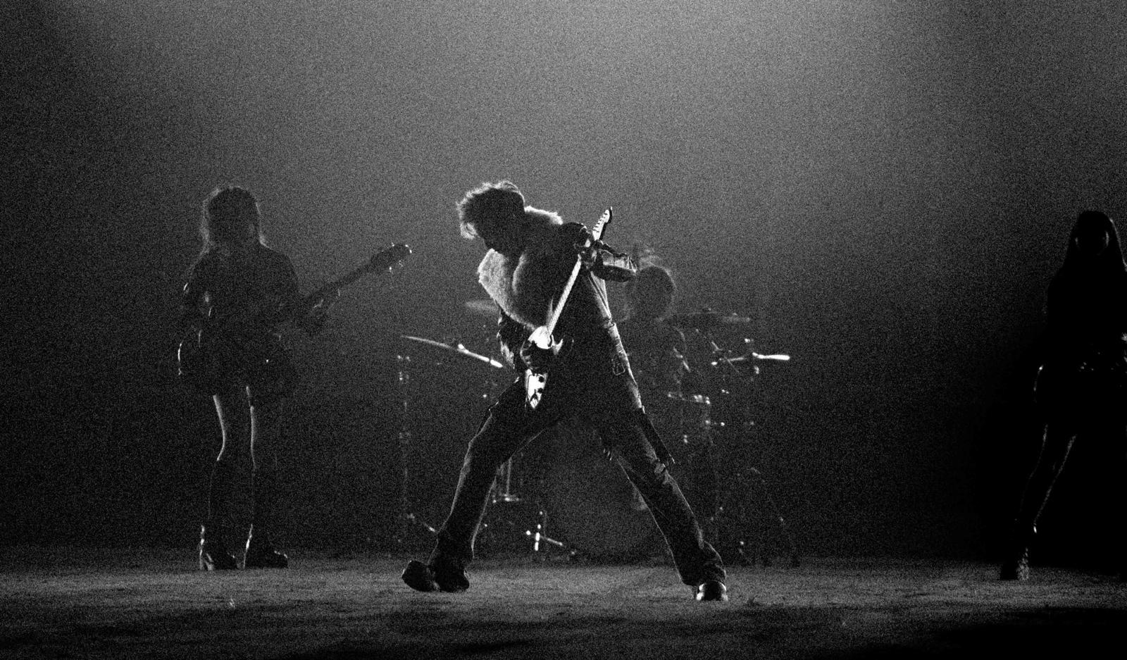 謝霆鋒在啟德主場館為新歌《逆行》拍MV。