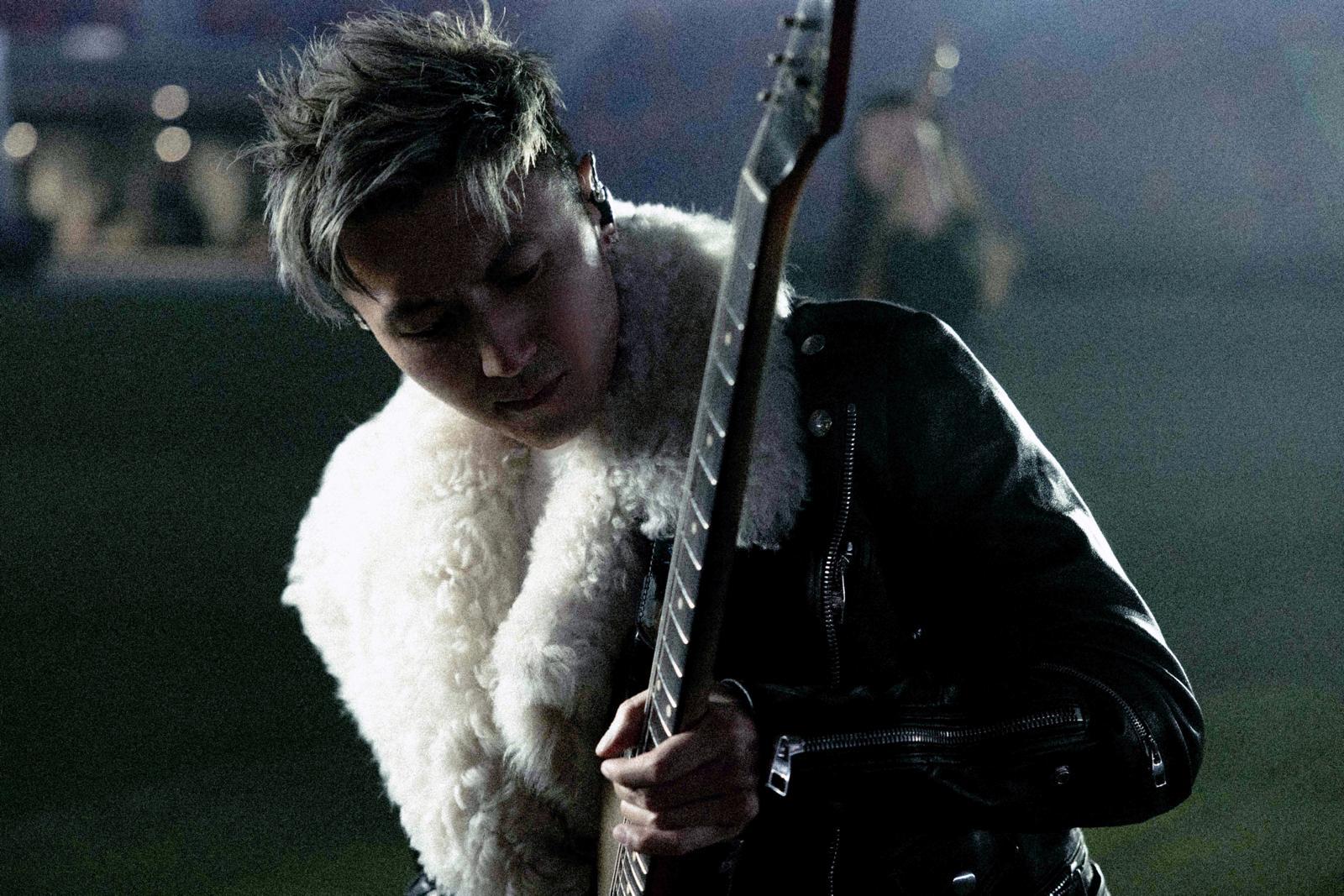 謝霆鋒相隔4年再推出廣東歌《逆行》,曲風繼續搖滾,貫徹不求大同的態度。