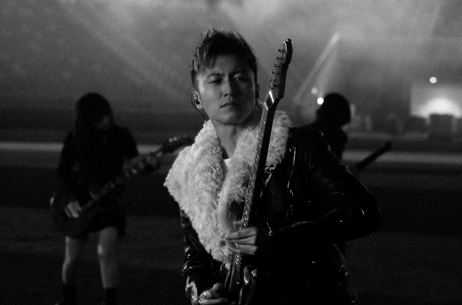 謝霆鋒相隔4年再推出廣東歌《逆行》,曲風繼續搖滾,貫徹不求大同的態度。