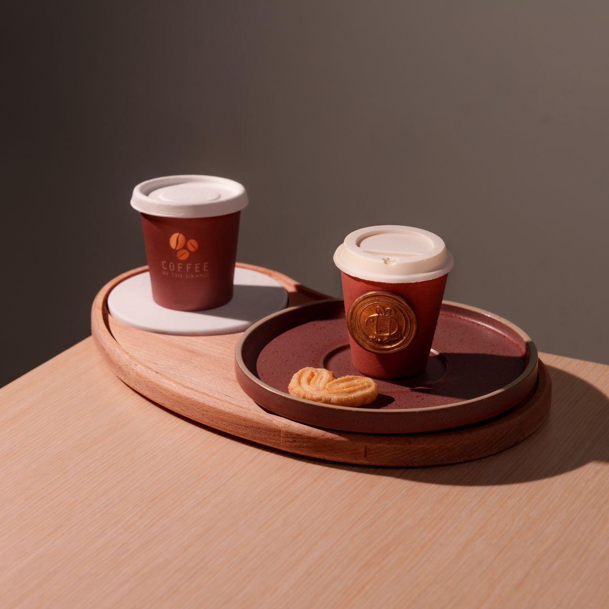 迷你提拉米蘇咖啡杯配意大利特濃咖啡 $138 以朱古力製成咖啡杯,內裡是Tiramisu,加上可可粒及白咖啡奶沫。搭配「日之香港」咖啡及金獎蝴蝶酥。