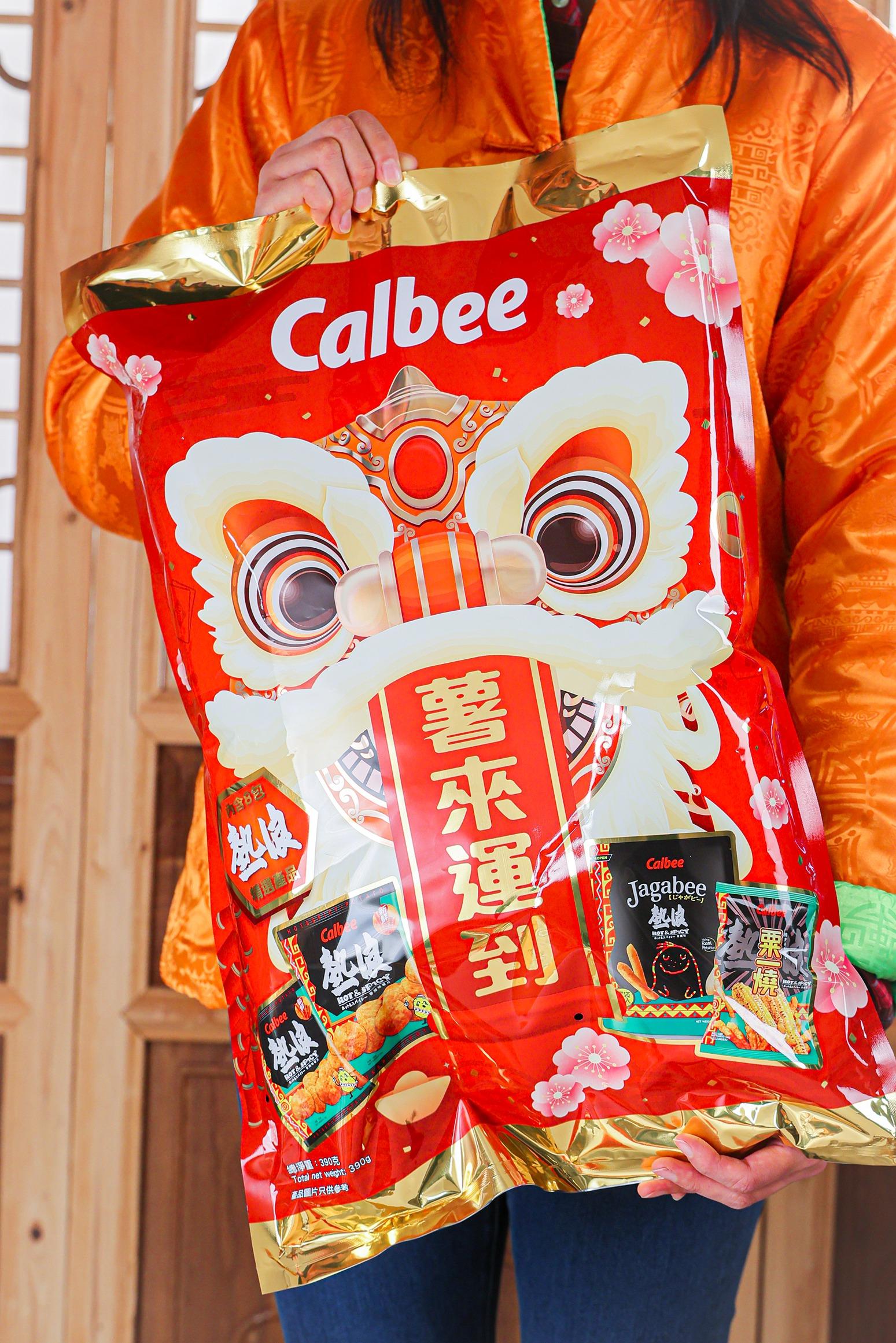 卡樂B巨型小食包達到半人身高的包裝上印有炯炯有神的威武醒獅,寓意吉祥如意,萬事亨通