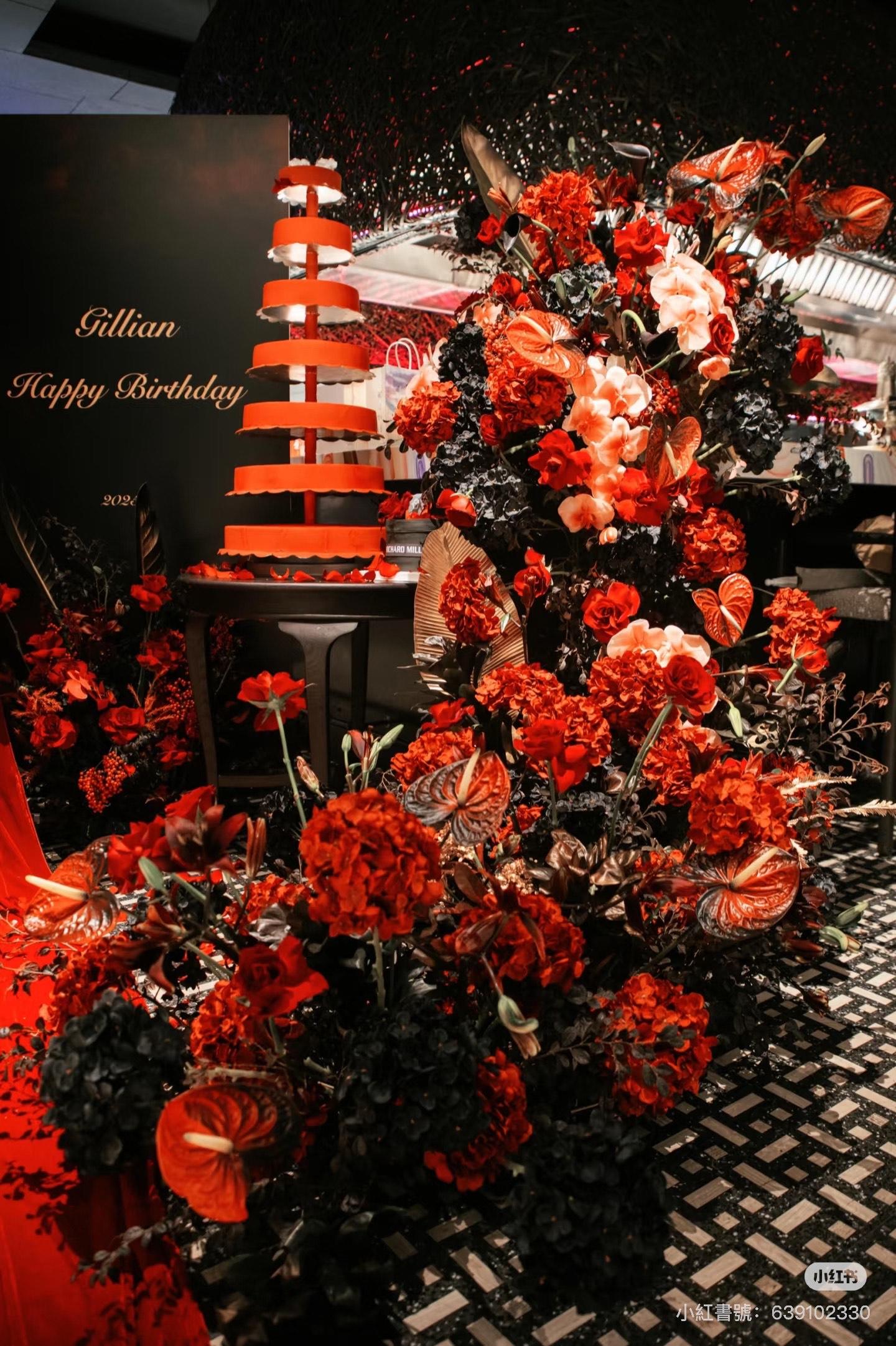 生日會以紅黑為主,有不少紅色鮮花佈置,更有一個七層高的紅色生日蛋。