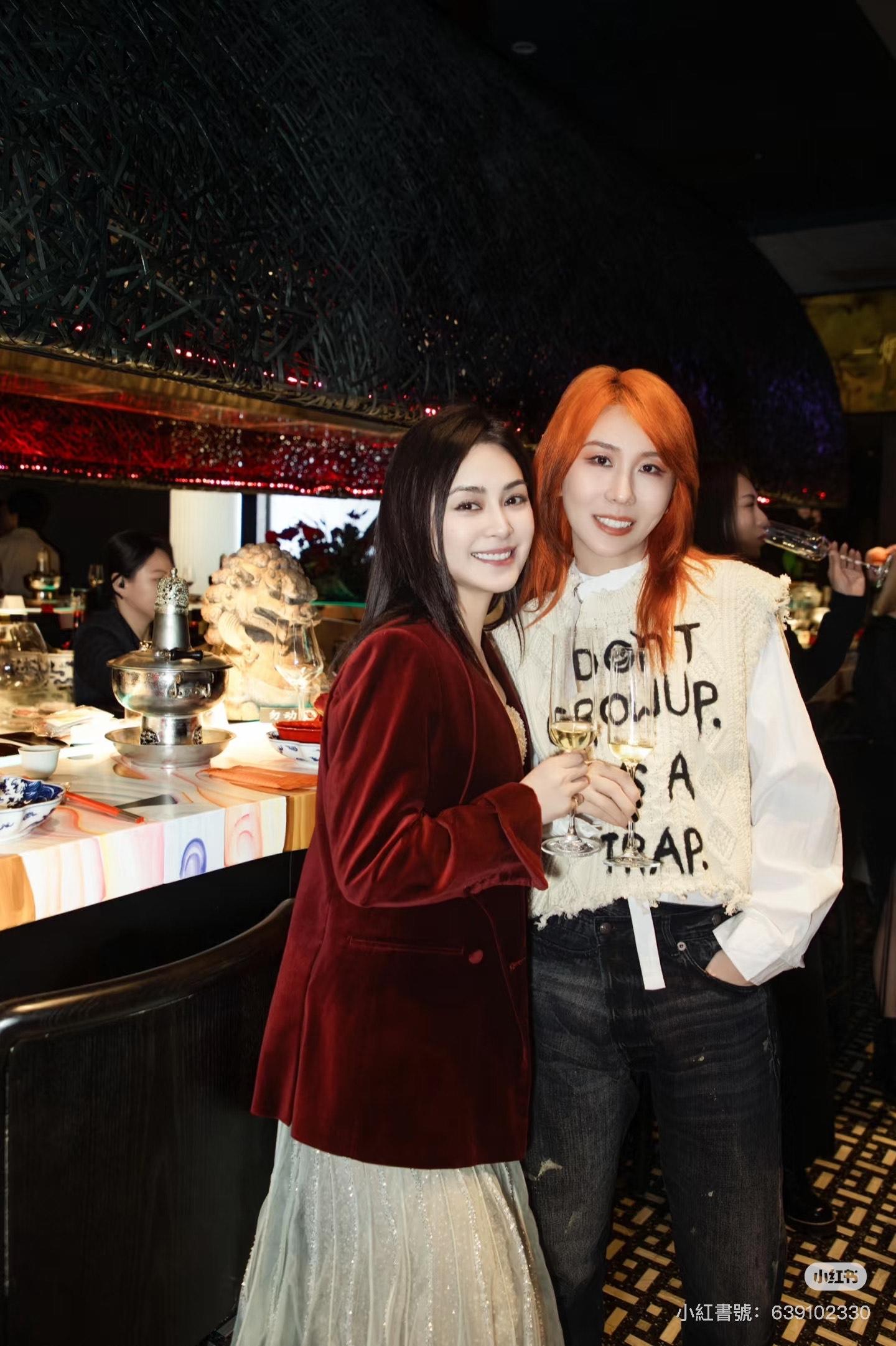 鍾欣潼重現V煞面。